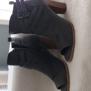 Size 6 women's open toed, heeled, booties